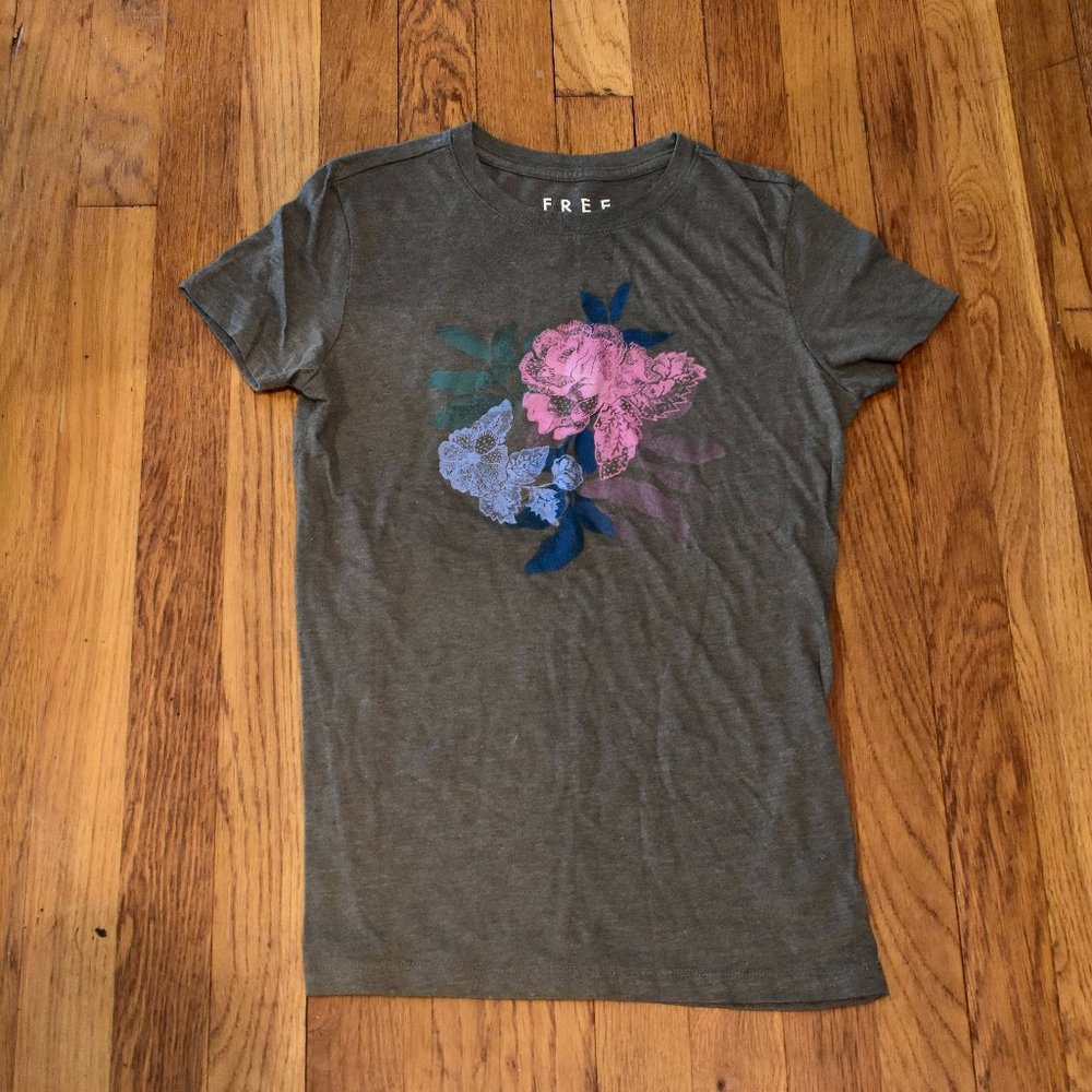 Free State Grey Flower T-Shirt Size Medium